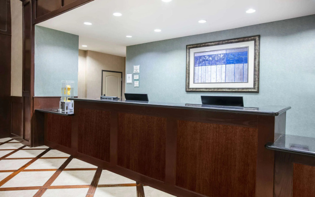 photo 4 of La Quinta Inn & Suites by Wyndham DFW Airport West - Euless