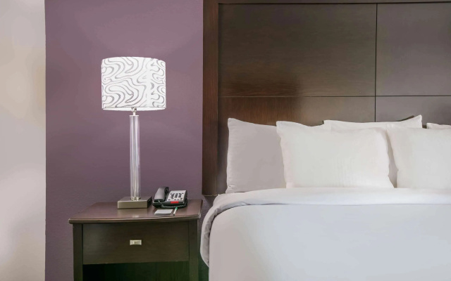 photo 5 of La Quinta Inn & Suites by Wyndham DFW Airport West - Euless