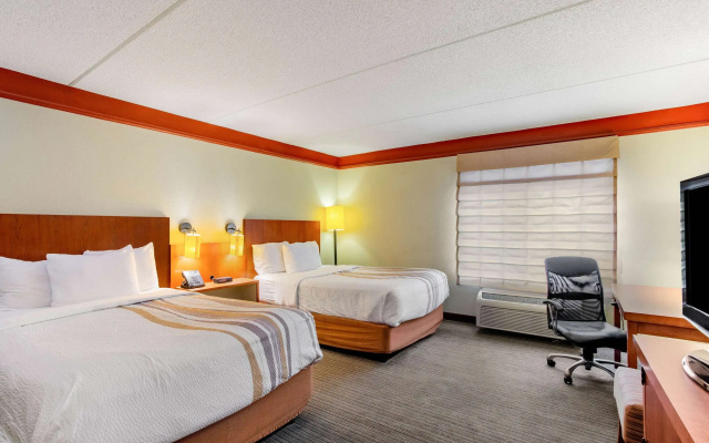photo 4 of La Quinta Inn & Suites by Wyndham Raleigh/Durham Southpoint