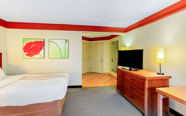 photo 5 of La Quinta Inn & Suites by Wyndham Raleigh/Durham Southpoint