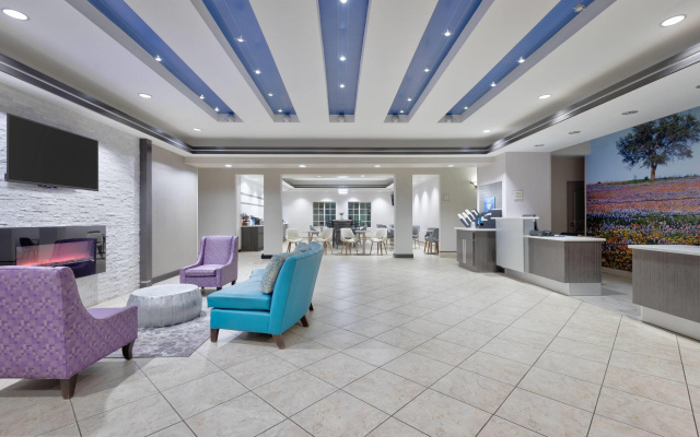 photo 2 of La Quinta Inn & Suites by Wyndham Fairfield TX
