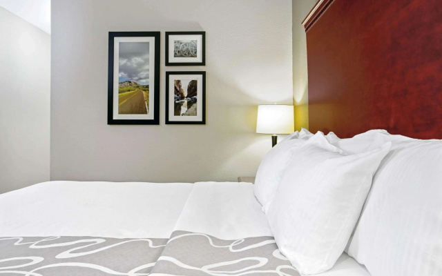 photo 4 of La Quinta Inn & Suites by Wyndham Fairfield TX