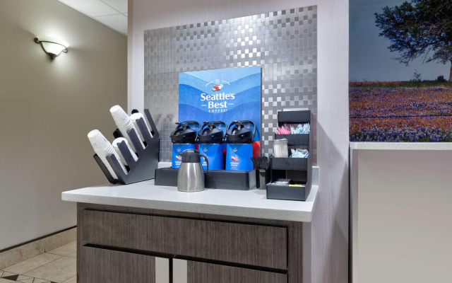 photo 5 of La Quinta Inn & Suites by Wyndham Fairfield TX
