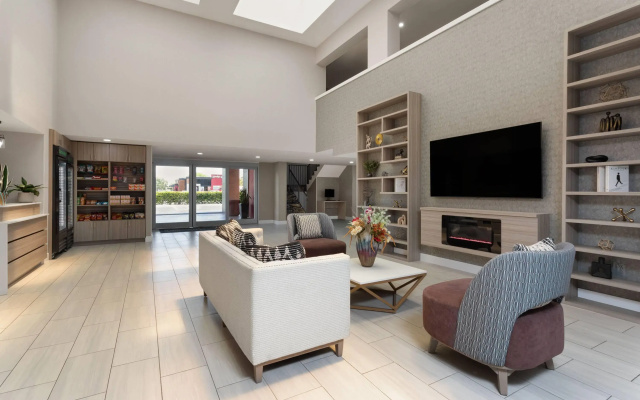 photo 2 of La Quinta Inn & Suites by Wyndham Ft Lauderdale Cypress Cr