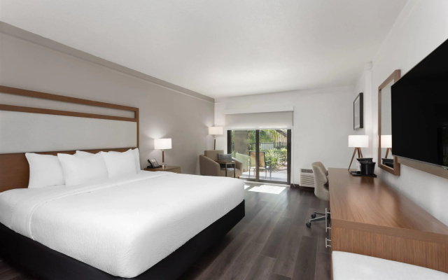 photo 5 of La Quinta Inn & Suites by Wyndham Ft Lauderdale Cypress Cr