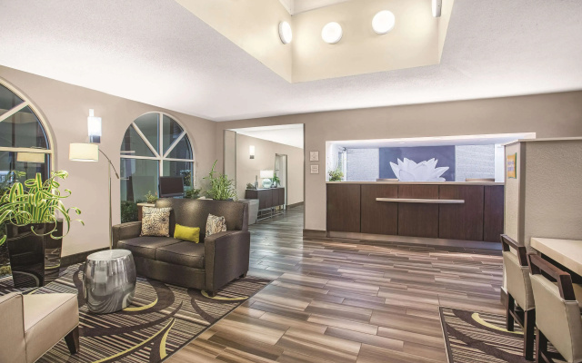 photo 2 of La Quinta Inn & Suites by Wyndham Fort Lauderdale Tamarac