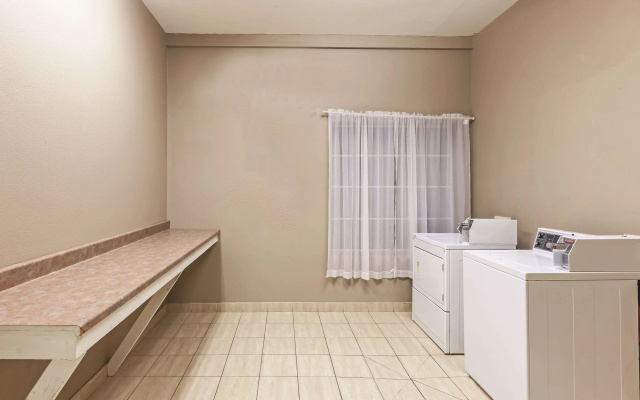photo 5 of La Quinta Inn & Suites by Wyndham Granbury