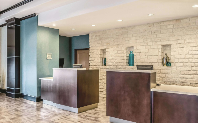 photo 2 of La Quinta Inn & Suites by Wyndham Dallas Grand Prairie South