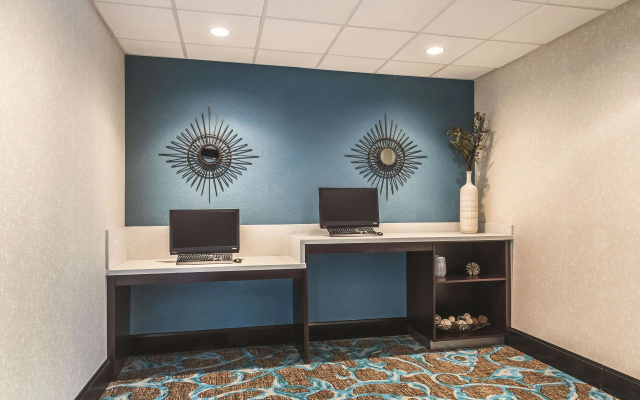 photo 3 of La Quinta Inn & Suites by Wyndham Dallas Grand Prairie South