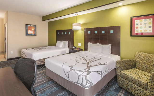 photo 4 of La Quinta Inn & Suites by Wyndham Dallas Grand Prairie South