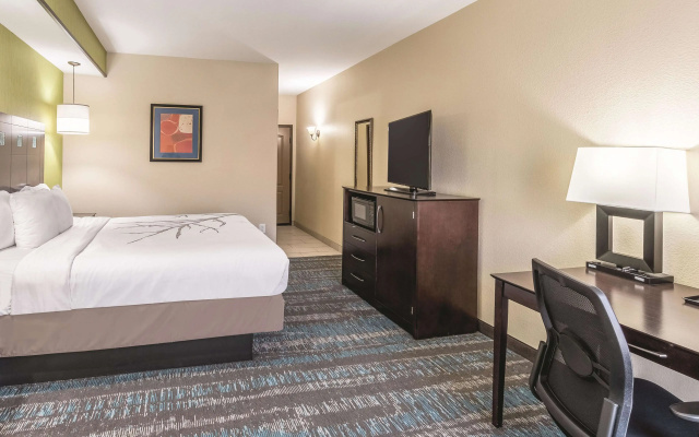 photo 5 of La Quinta Inn & Suites by Wyndham Dallas Grand Prairie South