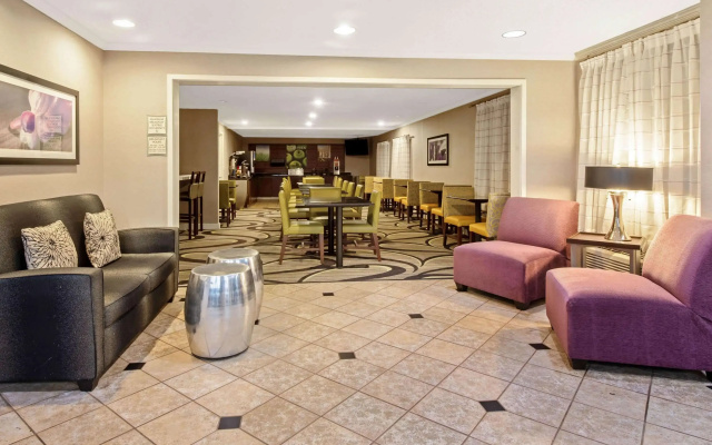 photo 2 of La Quinta Inn & Suites by Wyndham Harrisburg Airport Hershey