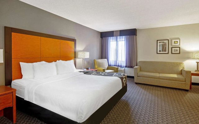 photo 4 of La Quinta Inn & Suites by Wyndham Harrisburg Airport Hershey