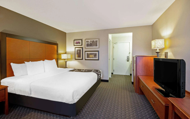photo 5 of La Quinta Inn & Suites by Wyndham Harrisburg Airport Hershey