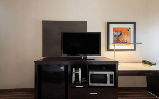 photo 3 of La Quinta Inn & Suites by Wyndham Harrisburg-Hershey