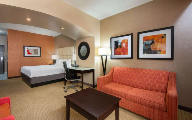 photo 4 of La Quinta Inn & Suites by Wyndham Harrisburg-Hershey