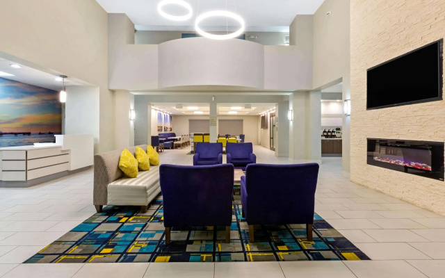 photo 2 of La Quinta Inn & Suites by Wyndham NE Long Beach/Cypress