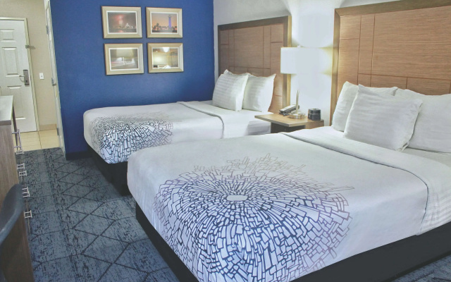 photo 4 of La Quinta Inn & Suites by Wyndham NE Long Beach/Cypress