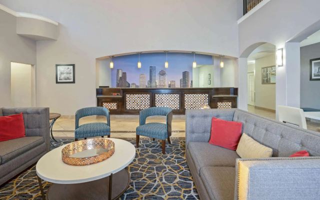 photo 2 of La Quinta Inn & Suites by Wyndham Houston - Westchase