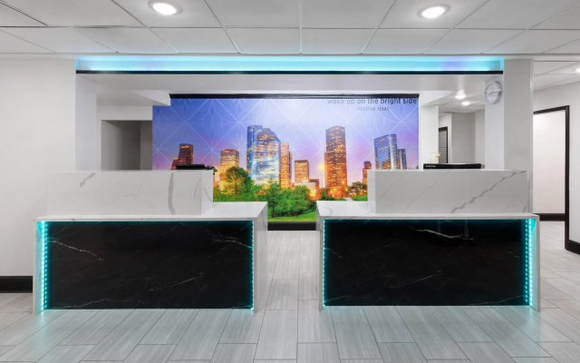 photo 2 of La Quinta Inn & Suites by Wyndham Houston Bush IAH South