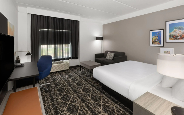 photo 5 of La Quinta Inn & Suites by Wyndham Houston Bush IAH South