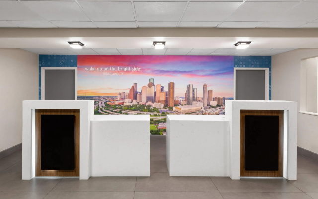 photo 2 of La Quinta Inn & Suites by Wyndham Houston Stafford Sugarland