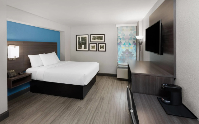 photo 5 of La Quinta Inn & Suites by Wyndham Houston Stafford Sugarland