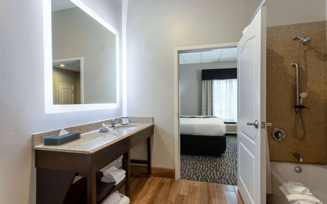 photo 4 of La Quinta Inn & Suites by Wyndham Huntsville Airport Madison
