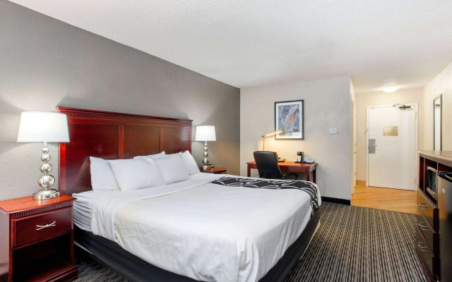 photo 4 of La Quinta Inn & Suites by Wyndham Indianapolis South