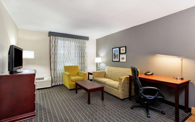 photo 5 of La Quinta Inn & Suites by Wyndham Indianapolis South