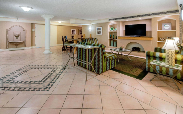 photo 2 of La Quinta Inn & Suites by Wyndham Irvine Spectrum