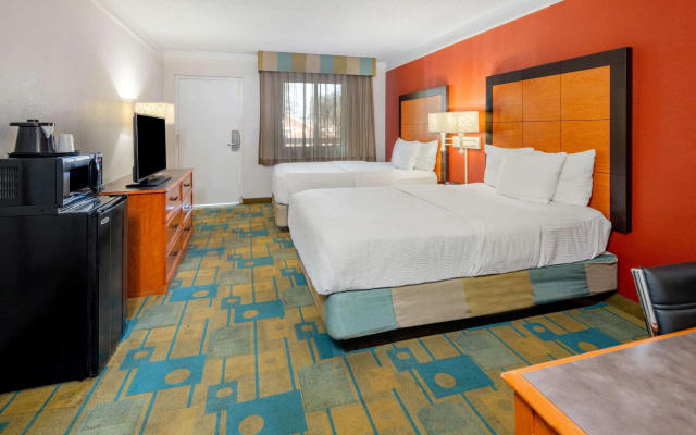 photo 5 of La Quinta Inn & Suites by Wyndham Irvine Spectrum