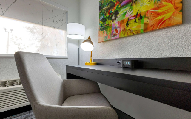 photo 5 of La Quinta Inn & Suites by Wyndham Jacksonville Mandarin