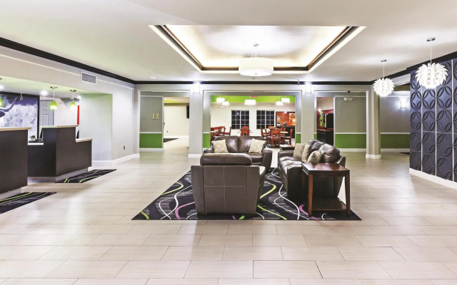 photo 2 of Palacio Royale Inn Signature Katy