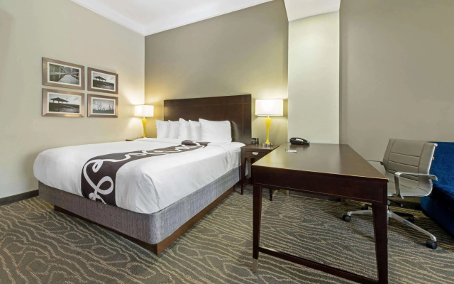 photo 5 of La Quinta Inn & Suites by Wyndham Lake Charles Casino Area
