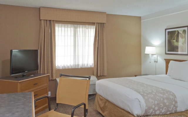 photo 3 of La Quinta Inn & Suites by Wyndham Las Vegas Airport N Conv.