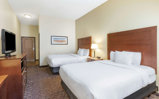 photo 4 of La Quinta Inn & Suites by Wyndham Las Vegas Airport South