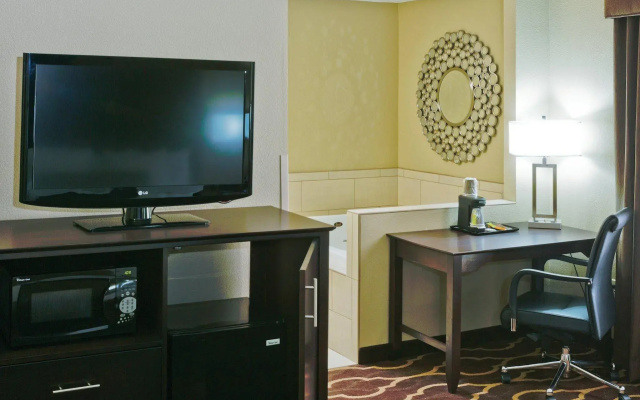photo 3 of La Quinta Inn & Suites Las Vegas Tropicana