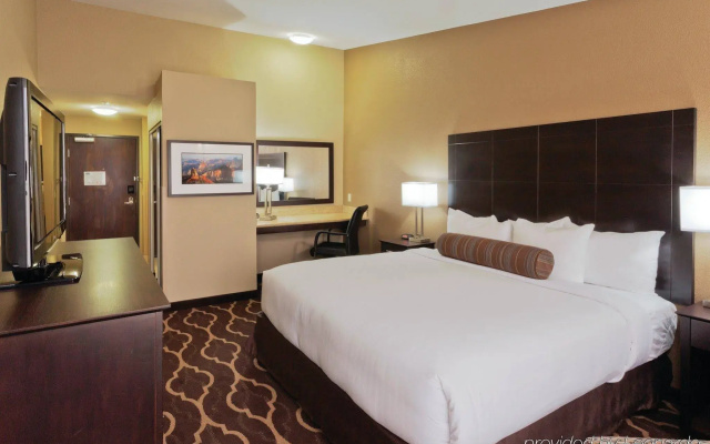 photo 4 of La Quinta Inn & Suites Las Vegas Tropicana