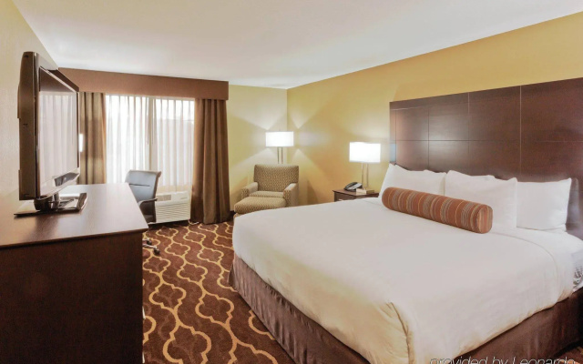 photo 5 of La Quinta Inn & Suites Las Vegas Tropicana