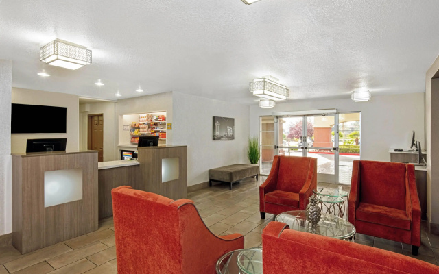 photo 2 of La Quinta Inn & Suites by Wyndham Las Vegas Red Rock