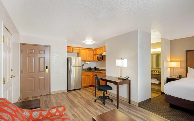 photo 3 of La Quinta Inn & Suites by Wyndham Las Vegas Red Rock
