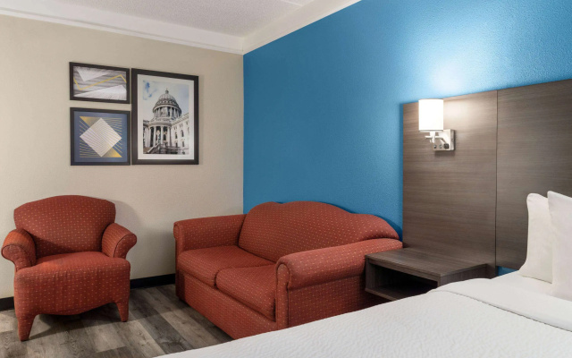 photo 2 of La Quinta Inn & Suites by Wyndham Madison American Center