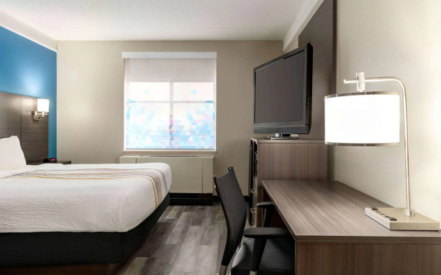 photo 3 of La Quinta Inn & Suites by Wyndham Madison American Center