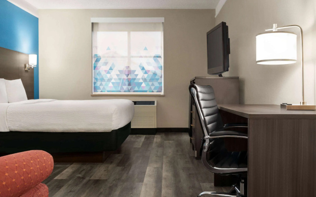 photo 4 of La Quinta Inn & Suites by Wyndham Madison American Center