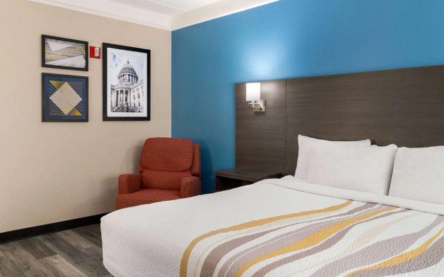 photo 5 of La Quinta Inn & Suites by Wyndham Madison American Center