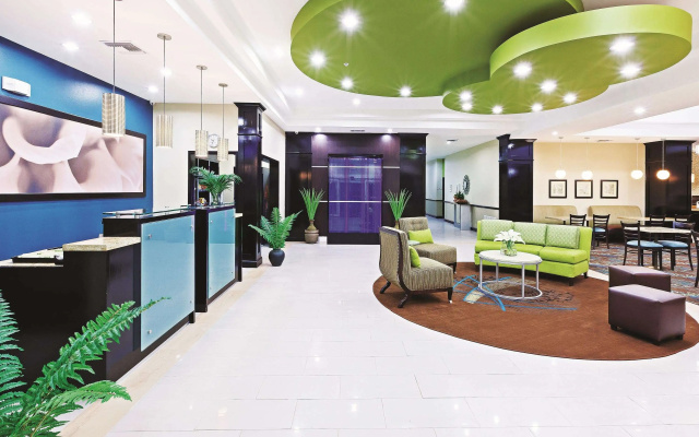 photo 2 of La Quinta Inn & Suites by Wyndham Marshall