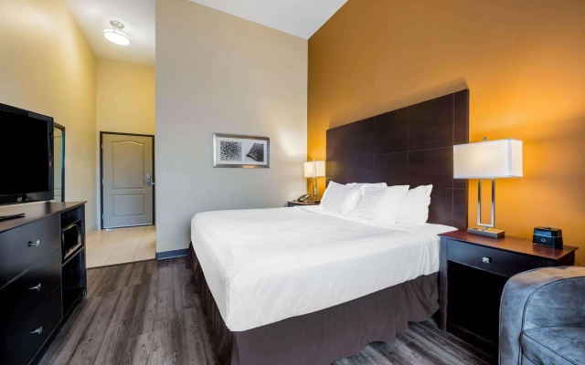 photo 4 of La Quinta Inn & Suites by Wyndham Marshall