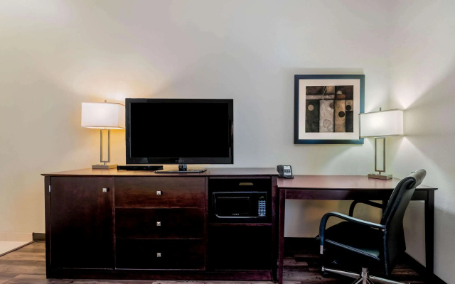 photo 5 of La Quinta Inn & Suites by Wyndham Marshall