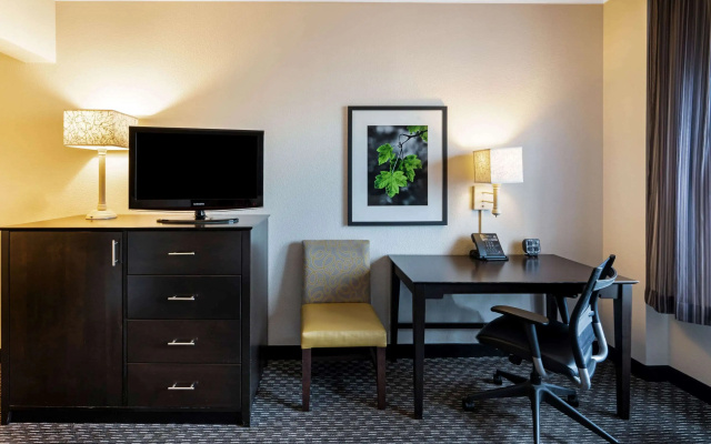 photo 4 of La Quinta Inn & Suites by Wyndham Mesa Superstition Springs
